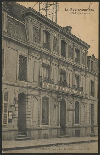L'hôtel des Postes Télégraphes et Téléphones : ancien bâtiment situé rue Paul Baudry (vues 1-2), nouveau bâtiment situé à l'angle des rues G. Clemenceau et J. Jaurès (vues 3-5) / Mme Milheau phot. (vue 1).